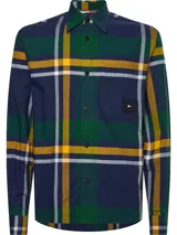 Sobrecamisa de hombre Tommy Hilfiger de corte informal, confeccionada en algodón Oxford con estampado de cuadros en tonos azul, verde, amarillo y blanco. Cuenta con cuello inglés, bolsillo de parche en el pecho con logo de la marca, puños redondeados con dos botones y detalles distintivos de Tommy Hilfiger.