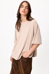 Remera básica de algodón color negro, con cuello redondo y detalle de bordado en el hombro.