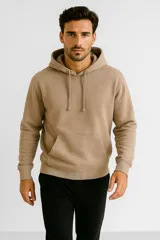 Buzo con capucha y bolsillo tipo canguro frontal, confeccionado en tejido de algodón con acabado liso. Presenta cordones ajustables en la capucha y puños y ruedo acanalados.