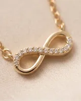 Collar de plata con baño de oro y dije de símbolo de infinito incrustado con circonias.
