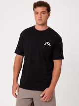 Remera negra de corte holgado, con manga corta y el logo de la marca en blanco estampado en el pecho.