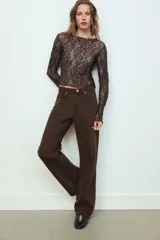 Jeans de mezclilla de tiro medio con cinco bolsillos, diseño relaxed fit de corte recto y amplio, con efecto lavado y desgaste frontal.