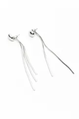 Aros colgantes plateados tipo ear jacket con diseño de múltiples cadenas finas colgantes.