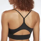 Top deportivo negro de Reebok, con tirantes finos cruzados en la espalda y logo de la marca en el frente.