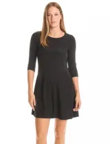 Vestido corto negro de seda fría, con escote redondo, mangas 3/4 y bolsillos laterales.