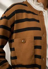 Cárdigan de punto con diseño a rayas horizontales en color marrón y negro, cuello redondo, cierre frontal con botones dorados y bolsillos laterales tipo parche.