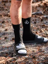 Medias negras de caña alta Volcom, modelo Abg Full Stone Sock, con el logo de la marca bordado en blanco.
