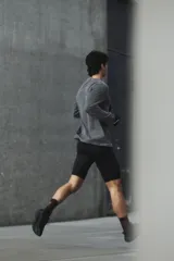 Remera deportiva de manga larga con tejido funcional DryMove, de tacto suave y efecto lavado. Presenta cuello redondo y costuras reforzadas, diseñada para absorber el sudor y mantener la frescura durante el entrenamiento.