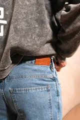 Jean baggy cargo azul claro con múltiples bolsillos utilitarios en las piernas y diseño de tiro medio.