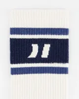 Medias deportivas blancas de algodón con puños acanalados. El puño tiene un diseño de franjas azul marino y azul claro, y el pie tiene un estampado repetitivo en azul marino con el texto "YOUR ART.".
