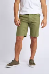 Bermuda tipo chino de corte recto, color verde oliva, con cierre frontal de cremallera y botón, bolsillos laterales y traseros, y pasacintos en la cintura.