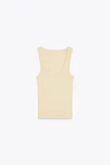 Top de escote redondo y tirantes, con acabados en rib.