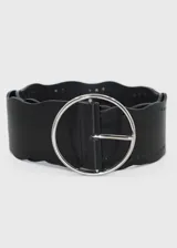 Cinto ancho de cuero sintético negro con borde ondulado y hebilla redonda plateada.
