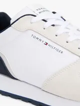 Zapatillas deportivas Tommy Hilfiger blancas, con detalles en azul marino y rojo.