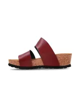 Sandalia de plataforma ergonómica con suela de corcho flexible y capellada en cuero napa de color bordó. Posee dos tiras, una de ellas decorada con una llamativa hebilla metálica plateada.