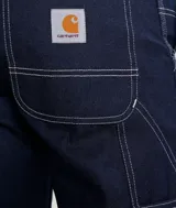 Pantalón de jean azul oscuro de corte recto con costuras blancas contrastantes.