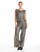 Pantalón modelo palazzo de tiro alto con pretina ancha elastizada, confeccionado en tejido metalizado con textura acanalada.