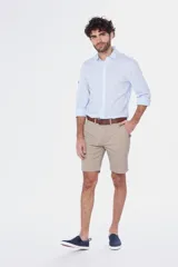 Bermuda clásica color beige con bolsillos laterales y traseros, confeccionada en algodón con spandex.