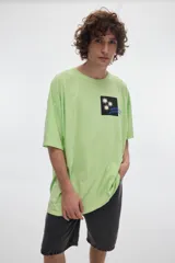 Remera boxy de manga corta y cuello redondo, con efecto de lavado acid wash en tono gris y estampa frontal en tonos rosado y rojo.