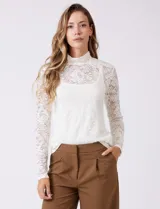 Blusa de encaje negro con cuello alto y mangas largas. Incluye musculosa interna a tono para mayor cobertura.