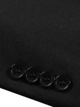 Traje de dos piezas color negro, compuesto por un saco con solapas clásicas y bolsillos frontales, y un pantalón de corte regular fit.