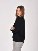 Buzo negro de cuello redondo, manga larga y puños y dobladillo acanalados.