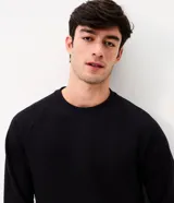 Buzo masculino cerrado de Marfinno, color negro, confeccionado en mezcla de algodón y poliéster con textura waffle de tipo nido de abeja. Cuenta con cuello redondo, mangas largas raglán y puños y dobladillo acanalados.
