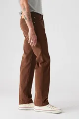 Pantalón de pana color marrón, corte recto, tiro medio y cinco bolsillos.