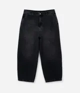 Pantalón de jean corte baggy, de tiro alto y pierna ancha, con diseño de cinco bolsillos, trabillas para cinturón y cierre frontal con botón y cremallera.
