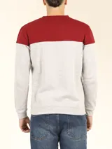 Sweater deportivo de hombre con escote redondo, diseño colorblock con la parte superior en gris claro y el cuerpo y mangas en negro. Presenta puños y cintura elastizados.