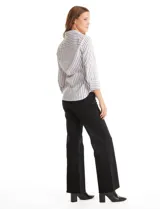 Camisa entallada de algodón con estampado de rayas verticales en tonos blanco y gris. Presenta cuello con solapa, escote en V, cierre frontal con botones y mangas tres cuartos con puños anchos. El diseño incluye paneles laterales elastizados para un ajuste flexible y ruedo redondeado.
