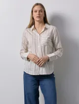 Camisa a rayas verticales color beige y gris, marca Alex & Jordan. Tiene cuello con solapa, abertura central con botones y bolsillo aplicado en el pecho.