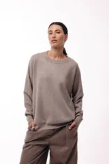 Sweater de punto con cuello redondo, mangas largas con hombros caídos y silueta relajada.