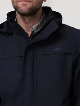 Campera cortaviento impermeable color azul navy de RKF, con capucha desmontable, cuello alto, cierre frontal oculto con solapa y bolsillos laterales.