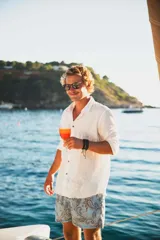 Camisa de lino de manga larga, con cuello clásico y cierre frontal de botones de coco natural. Presenta un diseño ligero y fresco, ideal para climas cálidos.