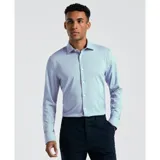 Camisa celeste de poplin stretch, de manga larga con cuello clásico y puños abotonados.