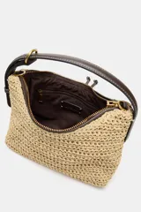 Bolso de mano tipo saca, color borgoña, con asa de mano ajustable y correa bandolera extraíble. Presenta un detalle de doble tira con terminaciones de bolas metálicas doradas en el frente.