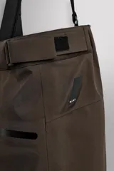 Pantalón deportivo de esquí color negro, confeccionado en tejido técnico impermeable de tres capas con costuras y cremalleras termoselladas. Cuenta con tirantes elásticos regulables, cintura ajustable, bolsillos frontales con cierre, refuerzos en la parte inferior de la pernera y sistema de rescate RECCO integrado.