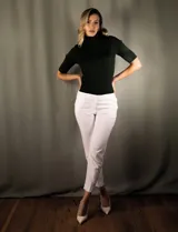 Pantalón de vestir negro, marca Zac & Rachel, de corte recto y largo al tobillo. Presenta pretina con broche interno y cierre, bolsillos delanteros con detalle plisado y bolsillos ojal traseros.