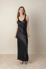 Vestido largo negro de satén con breteles finos y escote en V.