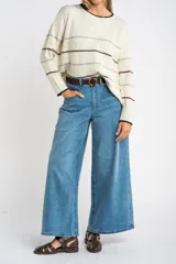 Sweater color crema con rayas horizontales en tonos marrón, bordeaux y beige.