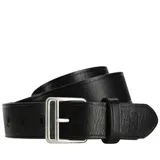 Cinturón de cuero negro con textura granulada, hebilla metálica rectangular de diseño clásico y presilla a juego.