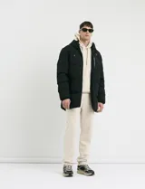 Pantalón jogging de corte recto, confeccionado en tejido circular con cintura elástica ajustable mediante cordón al tono y bolsillo lateral tipo parche.