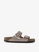 Sandalia tipo slide de dos tiras ajustables, modelo Arizona, con acabado metálico color bronce/oro viejo. Presenta hebillas a tono y la clásica plantilla anatómica de corcho y látex.