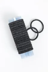 Set de gomitas para el pelo elásticas con acabado brillante en color negro, diseñadas con una textura de cuentas pequeñas.