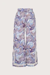 Pantalón palazzo con estampado de abanicos en tonos azul y marrón sobre fondo blanco. Tiene cintura elastizada con lazo ajustable y aberturas laterales en el ruedo.