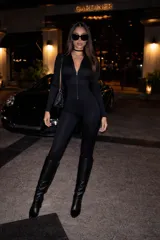 Catsuit negro de manga larga y ajuste ceñido al cuerpo, confeccionado en tela elástica de alta calidad. Presenta un cierre frontal completo que permite regular el escote y un diseño minimalista de una sola pieza.