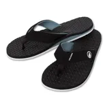 Ojotas Volcom modelo Abg Eco Recliner 2, color negro con detalles en gris y blanco. Confeccionadas con espuma BLOOM a partir de algas, plantilla moldeada con soporte para el arco y parte superior resistente al agua.