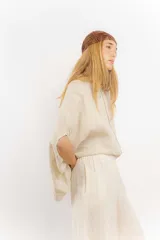 Gorro estilo bohemio tejido en crochet con diseño de red, color beige.