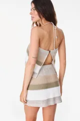 Top tejido a crochet con escote halter y diseño de franjas horizontales en tonos negro, beige, tostado y gris, con detalles bordados a mano.